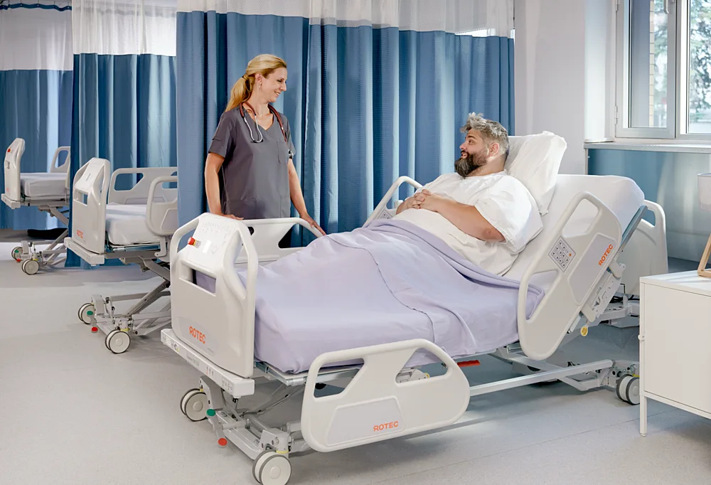 Schwesternin mit Patientin in einem Rotec-Bariatrikbett